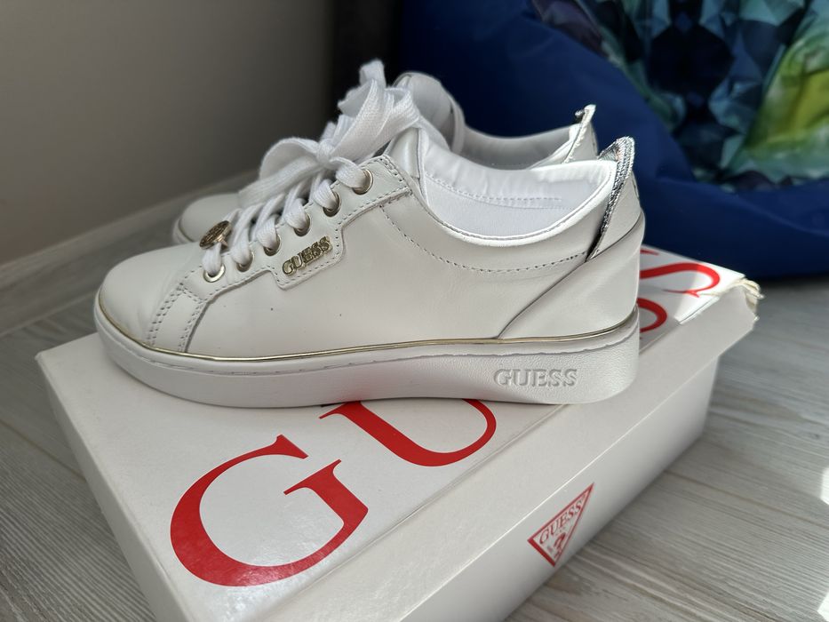 Бели кецове Guess