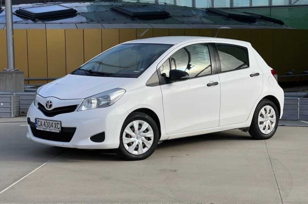 Кола под наем София – Toyota Yaris 2014 – Бензин – Ръчни скорости
