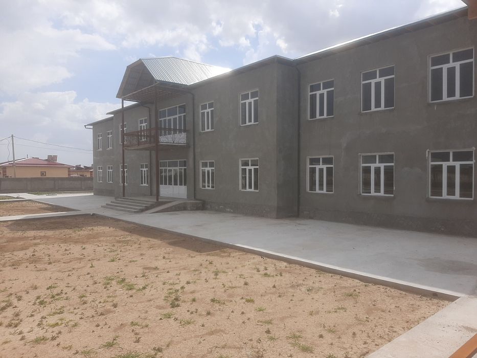 Нотурар бино сотилади