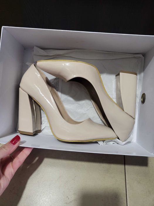 Обувки с висок ток