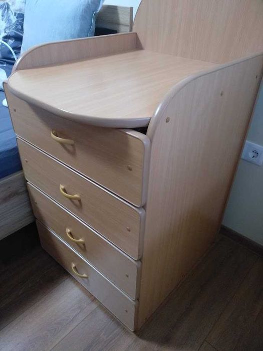 Маса - шкаф за повиване и грижи за бебето