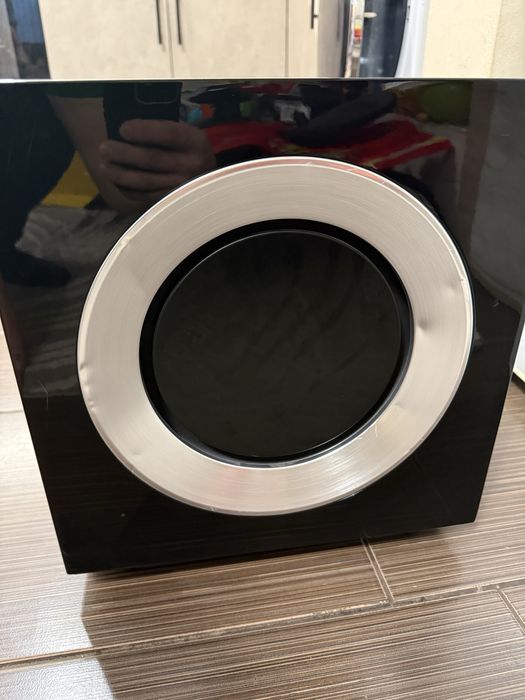 KEF R400b Качествен и масивен Subwoofer