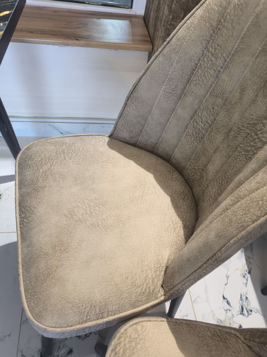 Стол и стулья для кафе