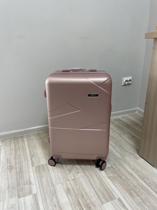 Средние новые чемоданы