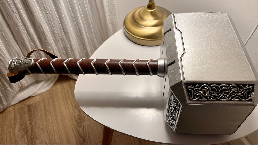 Vând ciocanul lui Thor (Mjolnir)