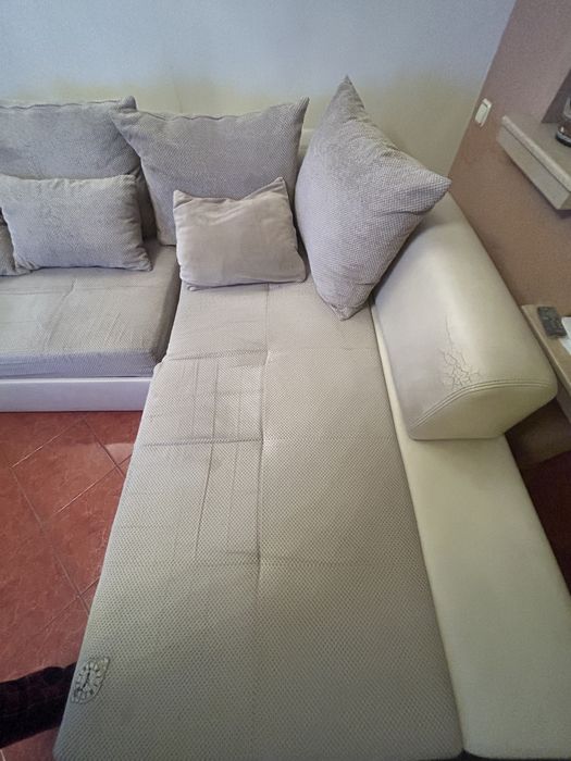 Диван с две табуретки