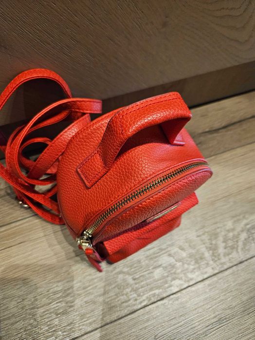 Малка червена раница