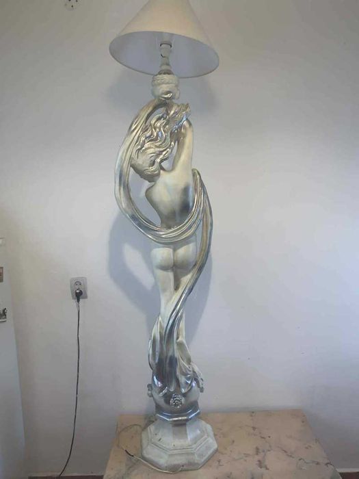 Veioza de podea statuie