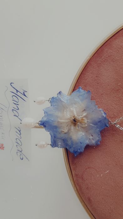 Обеци и колие от истински цветя , стомана ,смола и перли