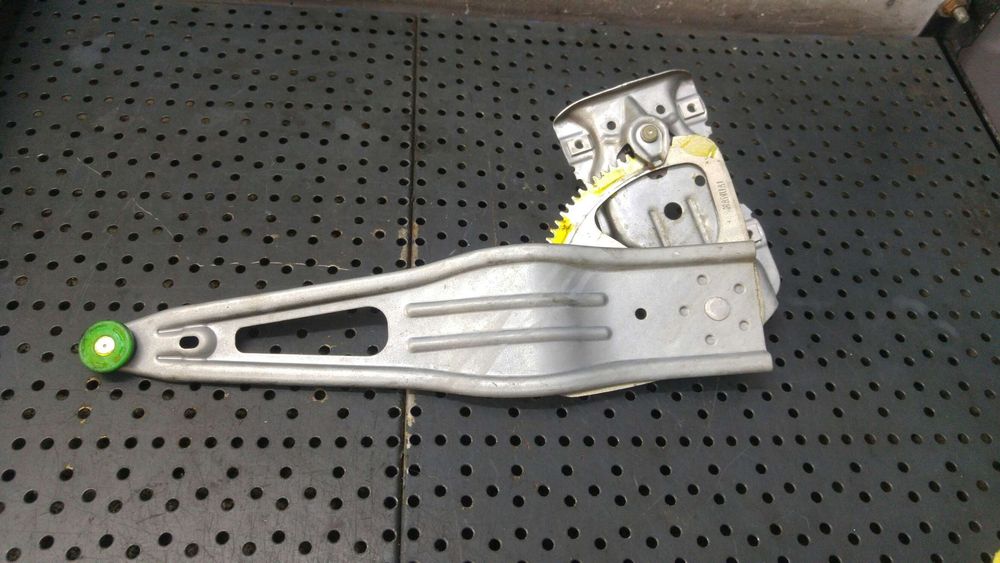 Macara manuala geam stanga spate toyota yaris p9