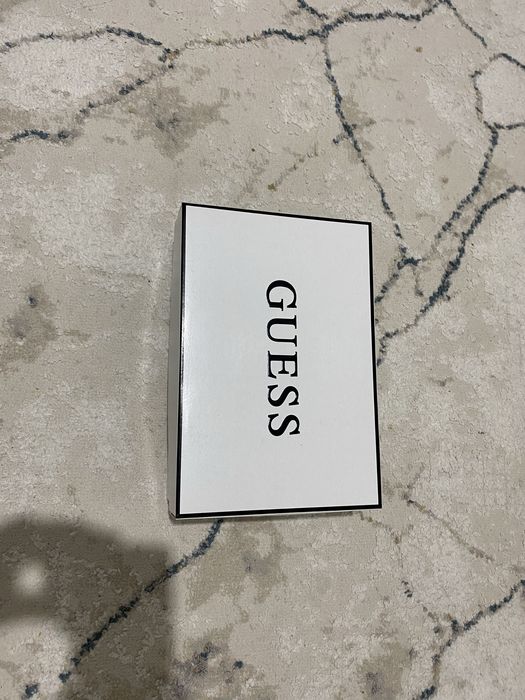 Кроссовки от бренда GUESS