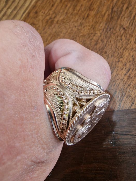 Золотая печатка новая.