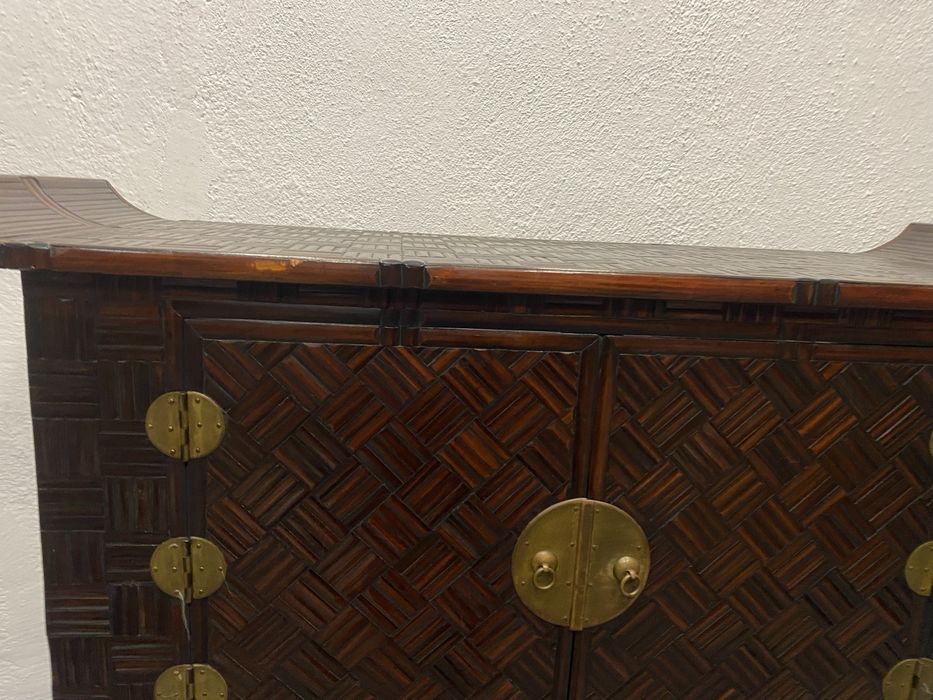 Стар китайски шкаф изработен ръчно с месингови панти