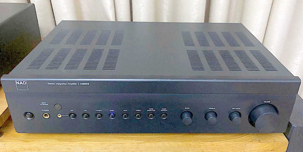Vind amplificator de top  NAD C-326BEE,  negru, fara telecomanda