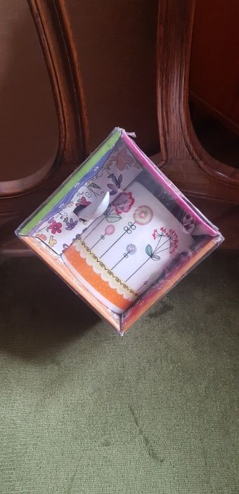 Продам  новый  чайный набор в упаковке , бокал и ложка, фарфор