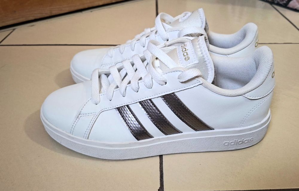 Дамски обувки adidas
