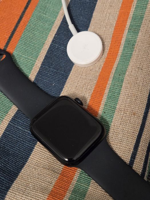 Apple Watch SE 44mm – 93% sanatate baterie - Black – încărcător + curea – resetat