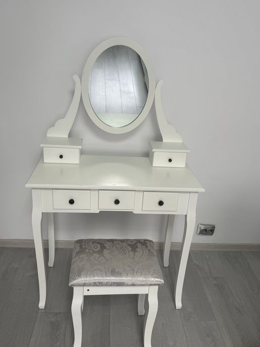 Masuta machiaj cu taburet