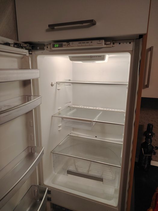 VÂND Combina frigorifica incorporabil NEFF FOLOSITA cu  corp mobilă