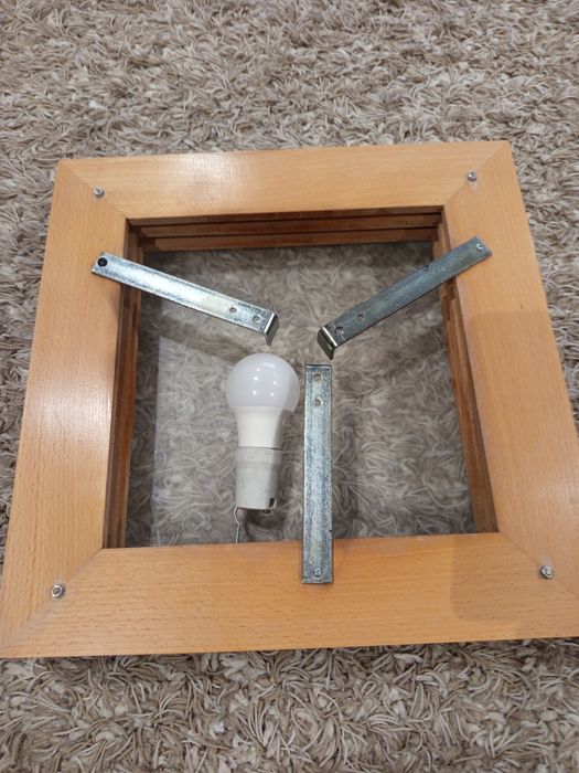 Vând plafonieră lemn masiv.