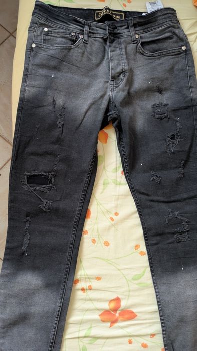 Blugi cu model rupți s