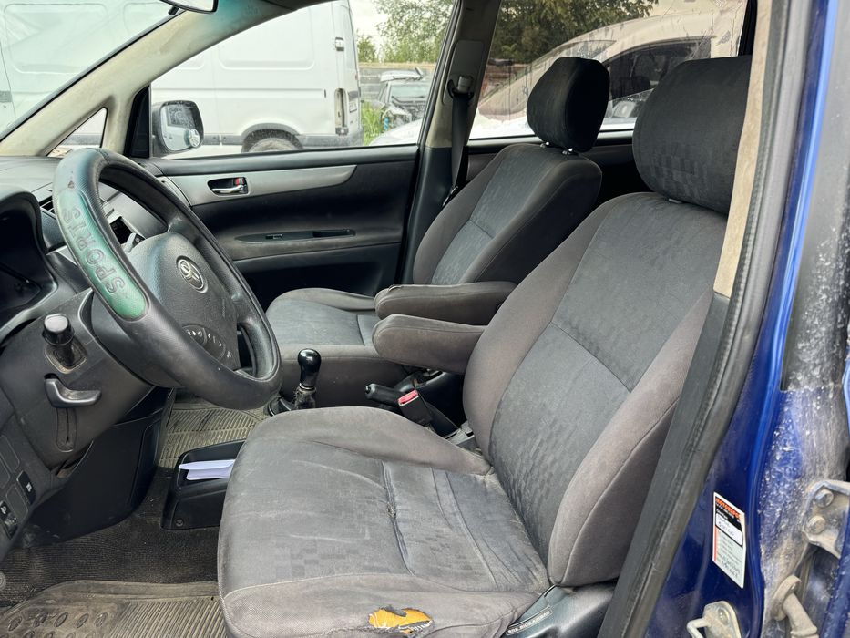 Toyota avensis verso 2.0 dizel  само на части