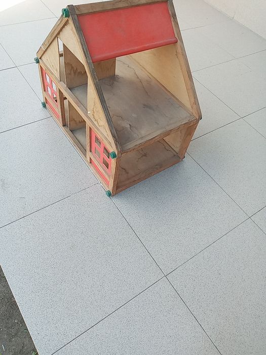 Vând macheta, căsuța.