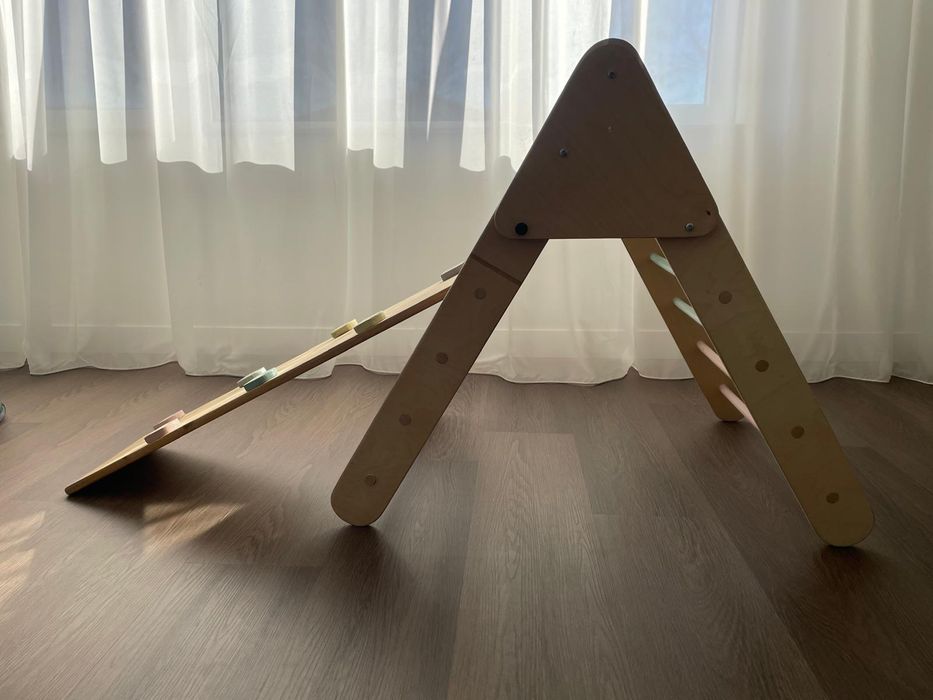 Trunghi Pikler din lemn + placă 2 în 1 (tobogan/cățărare), Montessori