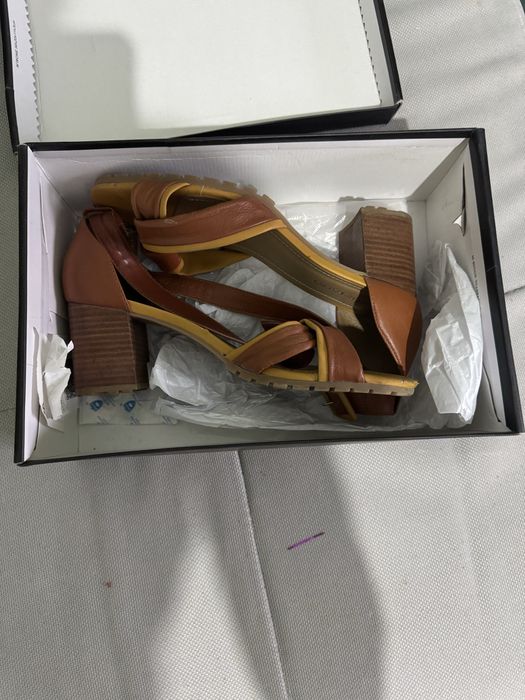 Продам босоножки брендовые