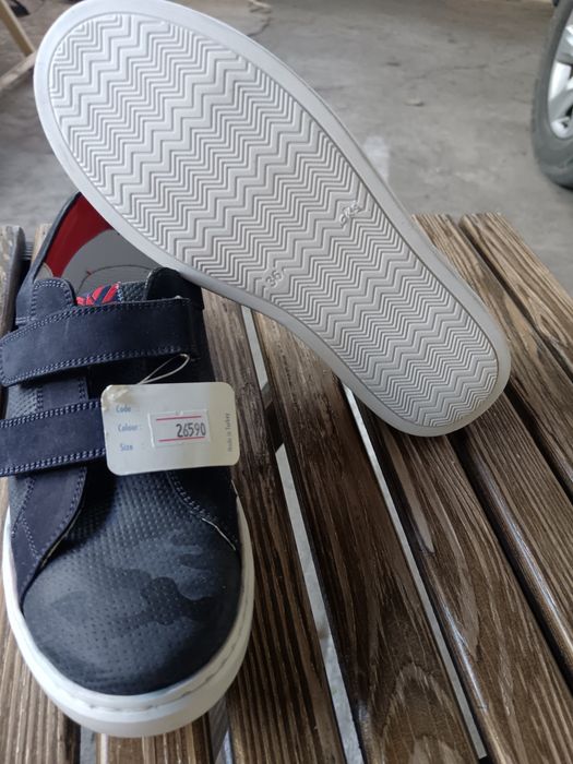 Продаю кроссовки.