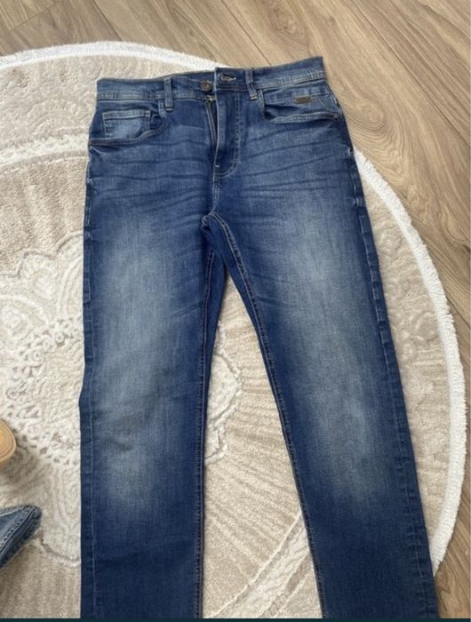 Vand blugi albaștrii sau negri baieti