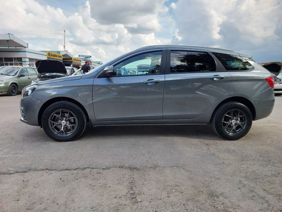 Продается Lada Vesta св 20-го года 1.6 механика одни руки