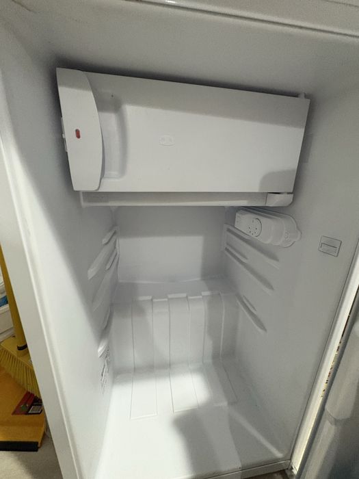 Малък хладилник много практичен и удобен