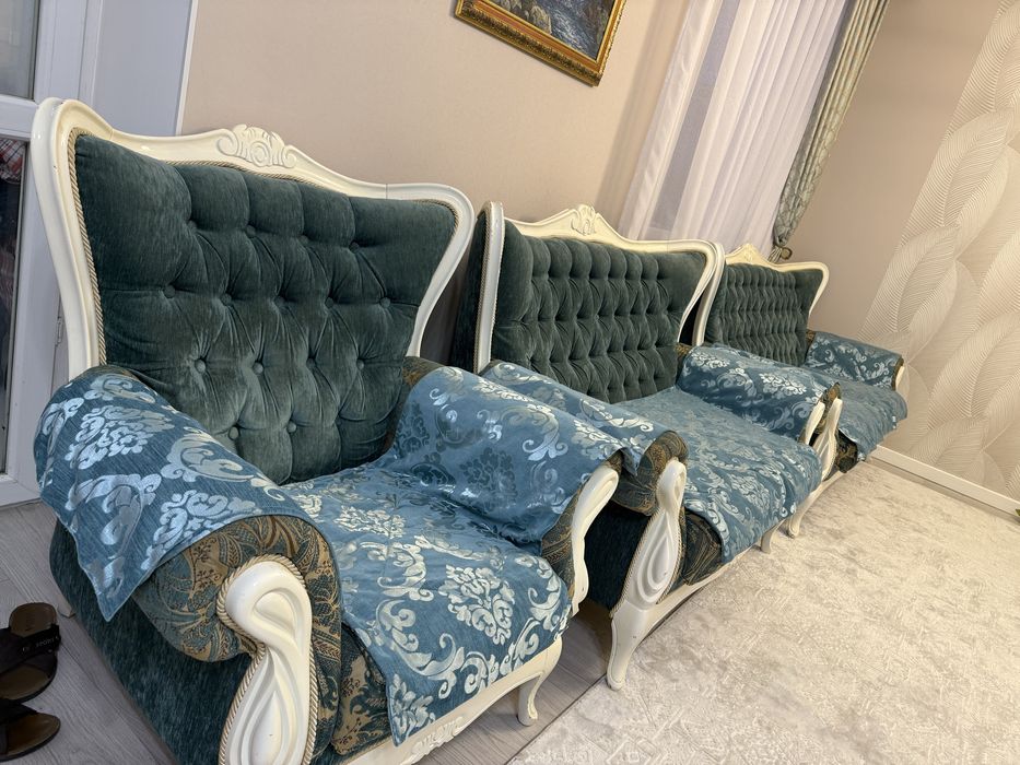 Классический диваны и кресло