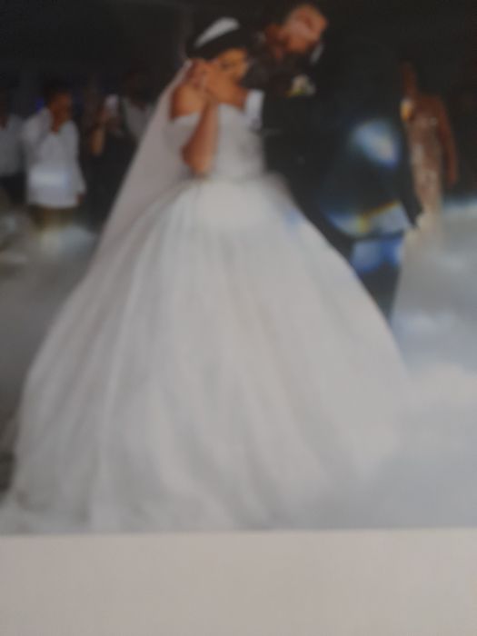 Rochie mireasa cu crinolina tip printesa  cu umeri cazuti
