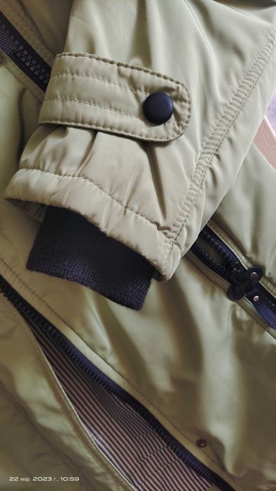 Ветровка с капюшоном