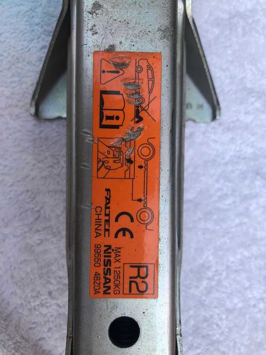 Домкрат оригинальный Nissan