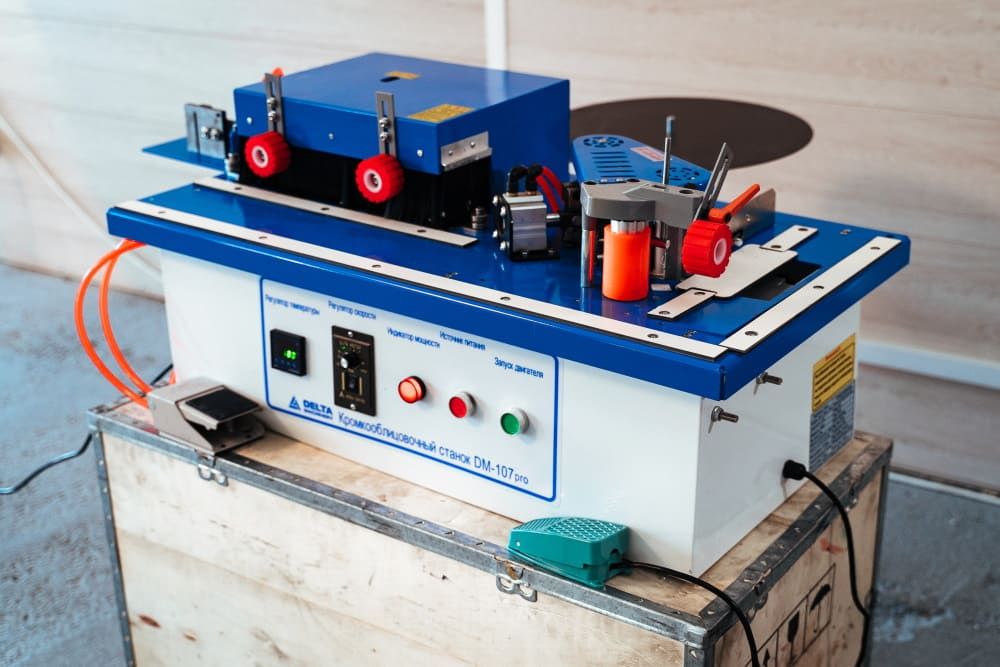 Кромкооблицовочный станок с поворотным клеевым узлом DM-107 PRO