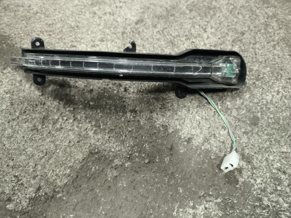 Мигач в огледало за Audi Q5.