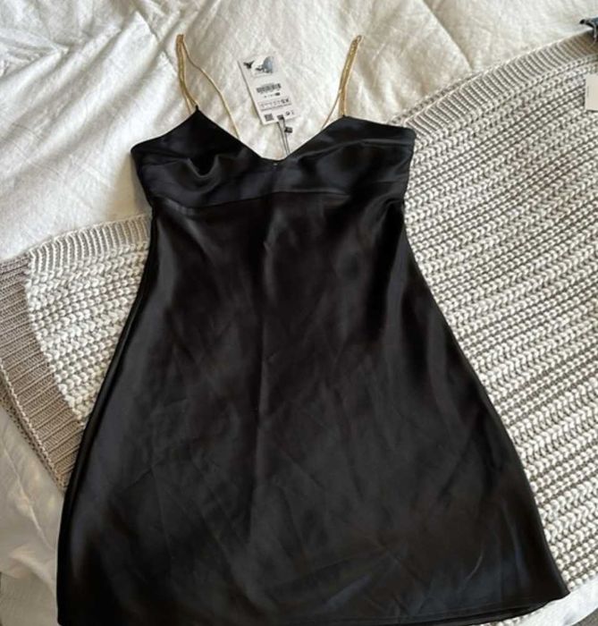 ZARA рокля черна / чисто нова - с етикет / сатенирана / XS размер