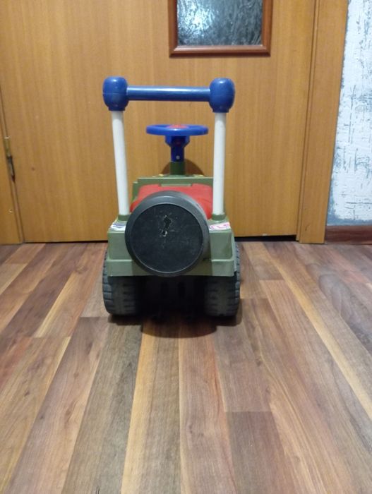 Машинка - толокар детская