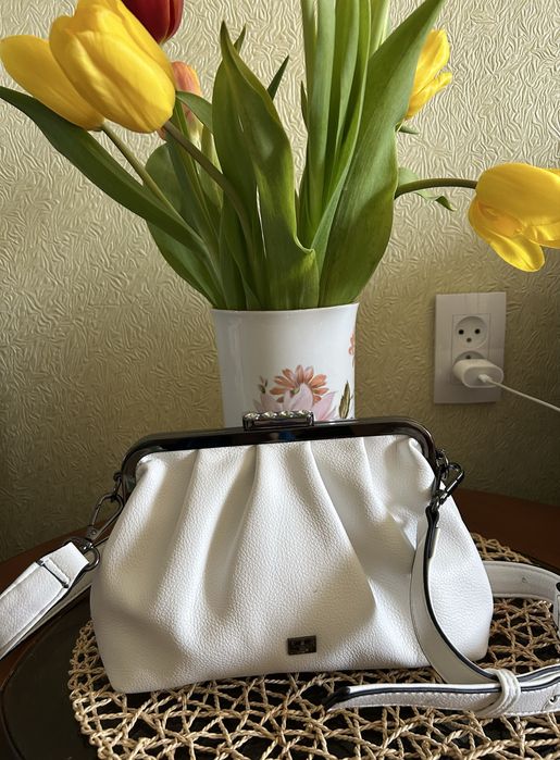 Белая дамская сумка