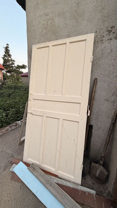 Продам деревянную дверь.