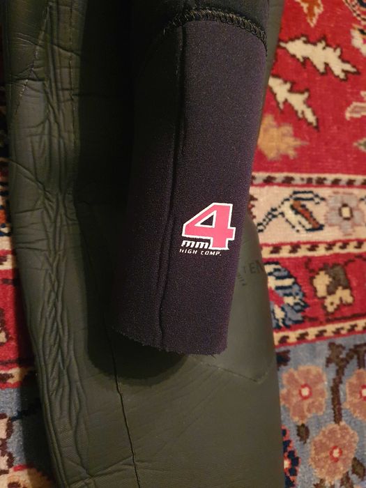 Продавам сух неопрен CAMARO 5mm