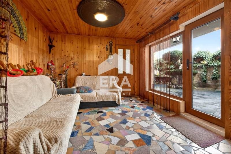 Ексклузивна, двуетажна, обзаведена къща за продажба, с работещ магазин