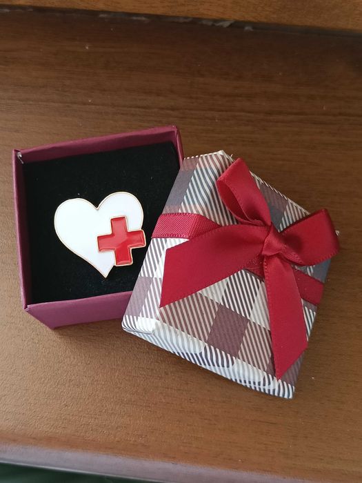 Брошки за лекар в кутийка