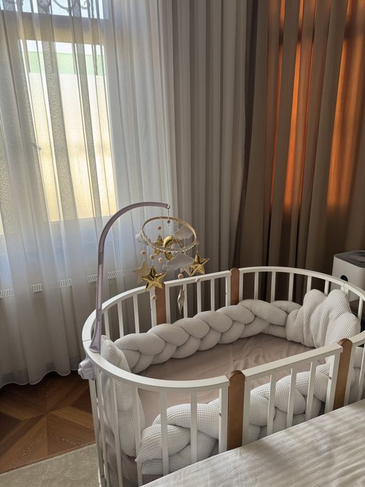Детская кроватка-люлька с мобилью и мягкими бортиками