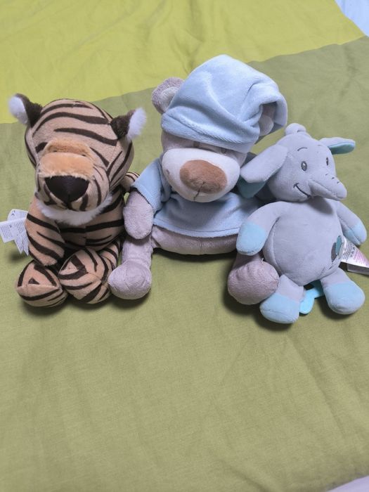 Запазени играчки и черешови костилки