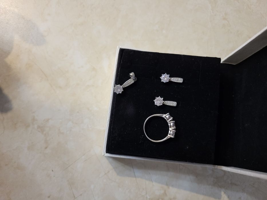 Сребърни бижута, комплекти и лотове