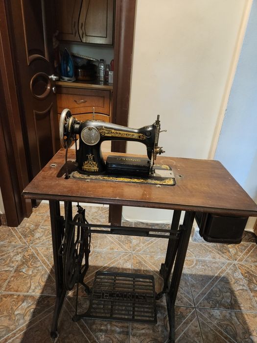 Masina de cusut singer  funcțională!!